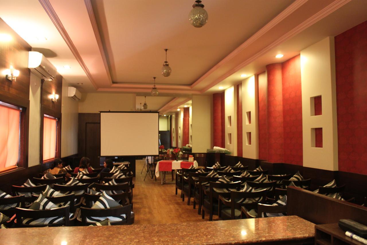 Hotel Maratha Palace,Satara Zewnętrze zdjęcie