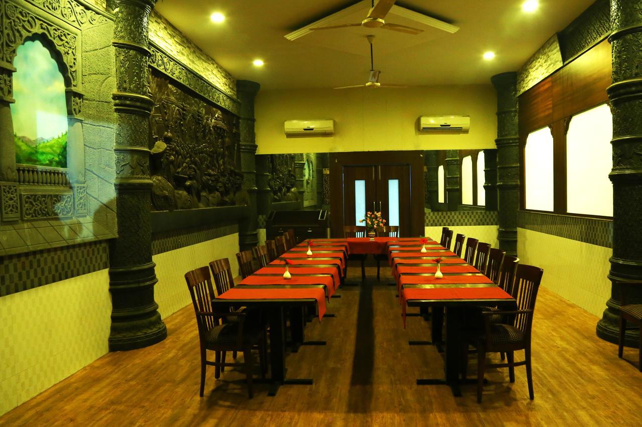 Hotel Maratha Palace,Satara Zewnętrze zdjęcie
